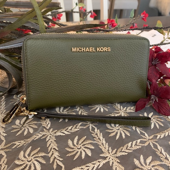 We MK olive wirstlet 🍃 - Picture 3 of 3